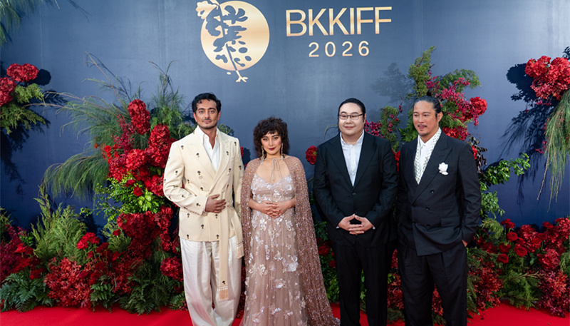何超仪花仙子礼服亮相曼谷国际电影节　获泰国公主颁赠胸针